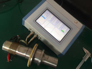 El transductor ultrasónico y el cuerno Analizador de ensayo o de ajuste de potencia y transductores ultrasónicos