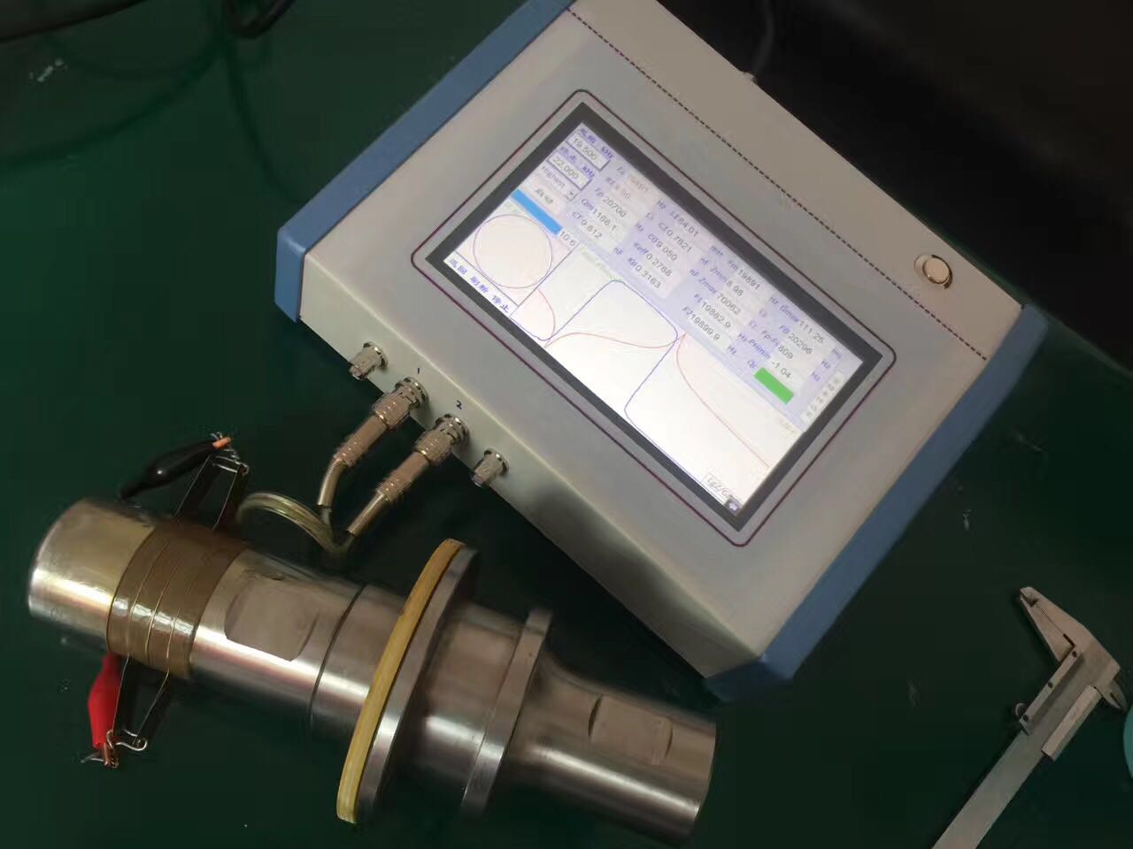 El transductor ultrasónico y el cuerno Analizador de ensayo o de ajuste de potencia y transductores ultrasónicos